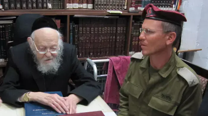 הרב אלישיב בפגישה עם תא"ל ניצן אלון, יולי 2011