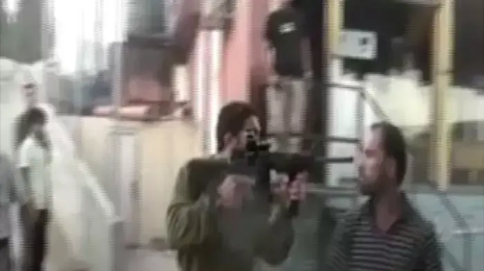 קצין צה"ל דורך נשק מול פלסטיני קצין צה"ל דורך נשק מול פלסטיני