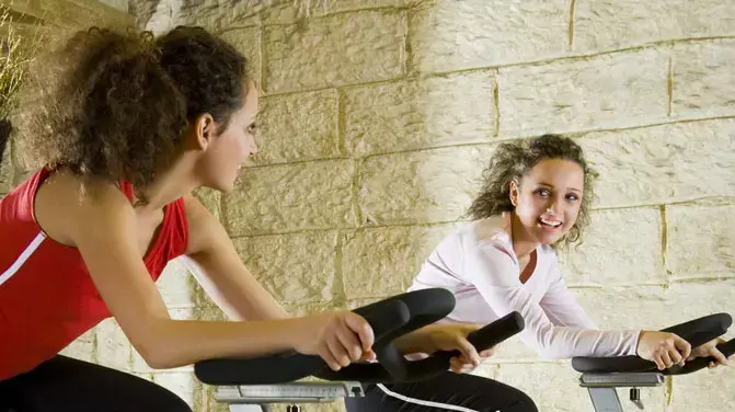 נערה באימון ספינינג