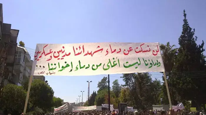 הפגנה נגד שלטונות של בשאר אסד, חומס, סוריה, מאי 2011 הפגנה נגד שלטונות של בשאר אסד, חומס, סוריה, מאי 2011