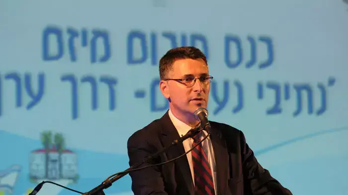 כנס "מיזם דרך ערך" שמטרתו עידוד השירות בצה"ל בהשתתפות הרמטכ"ל בני גנץ ושר החינוך גדעון סער, יולי 2011 כנס "מיזם דרך ערך" שמטרתו עידוד השירות בצה"ל בהשתתפות הרמטכ"ל בני גנץ ושר החינוך גדעון סער, יולי 2011