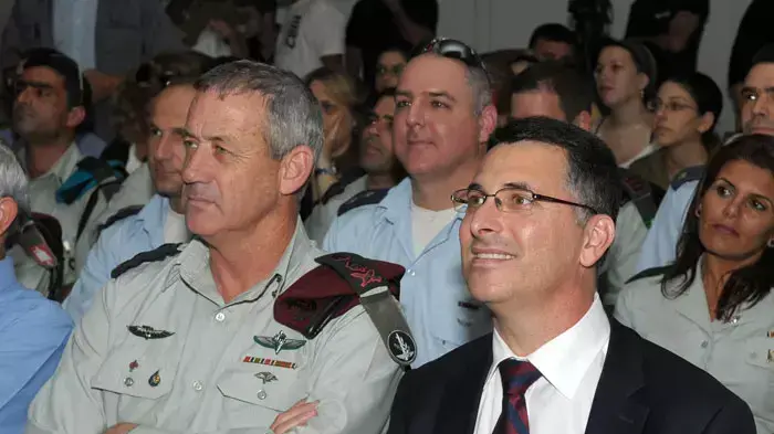כנס "מיזם דרך ערך" שמטרתו עידוד השירות בצה"ל בהשתתפות הרמטכ"ל בני גנץ ושר החינוך גדעון סער, יולי 2011 