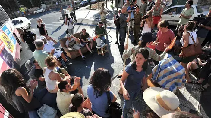 מחאת הדיור, חוסמים את הכביש מול ממילא ברהיטים, 21.7.2011 מחאת הדיור, חוסמים את הכביש מול ממילא ברהיטים, 21.7.2011