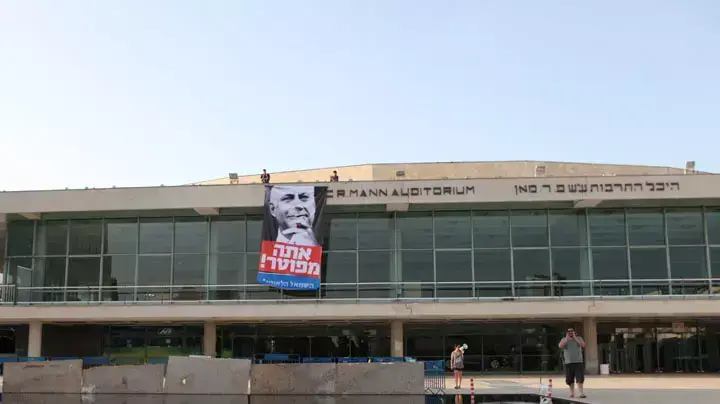 קריאה להתפטרות בנימין נתניהו בהיכל התרבות בתל אביב קריאה להתפטרות בנימין נתניהו בהיכל התרבות בתל אביב