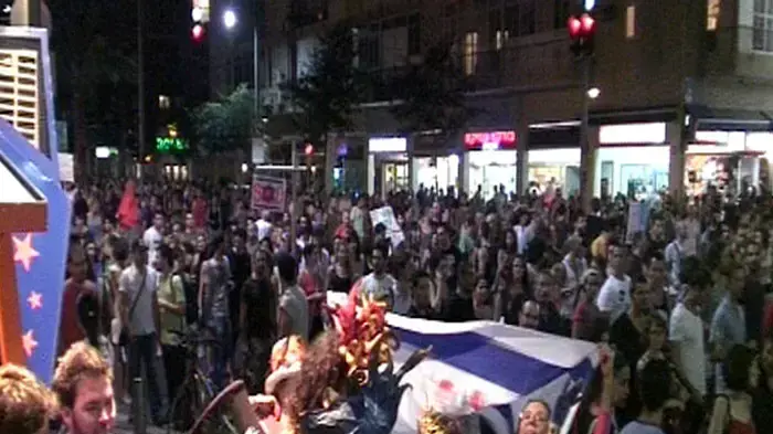 עשרות אלפים מפגינים במחאה על מחירי הדיור
24.7.11