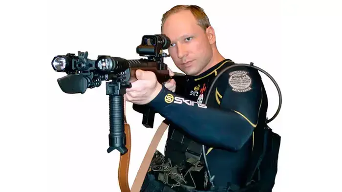 אדם שזוהה ככל הנראה כאנדרס ברינג בריוויק, המתנקש שביצע את מתקפת הטרור בנורווגיה, נראה מתאמן בנשק, מתוך סרטון של גורמי ימין קיצוני שהופץ ברשת, תחת הכותרת "הכרזית העצמאות של אירופה 2083"