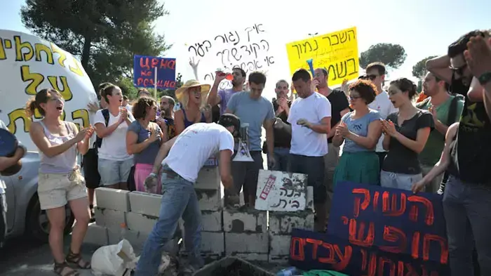 מחאת האוהלים הקמת קיר בטון מול הכנסת וחסימת כביש הגישה, יולי 2011 מחאת האוהלים הקמת קיר בטון מול הכנסת וחסימת כביש הגישה, יולי 2011