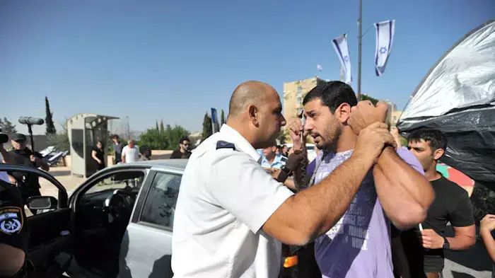 מחאת האוהלים הקמת קיר בטון מול הכנסת וחסימת כביש הגישה, יולי 2011 מחאת האוהלים הקמת קיר בטון מול הכנסת וחסימת כביש הגישה, יולי 2011