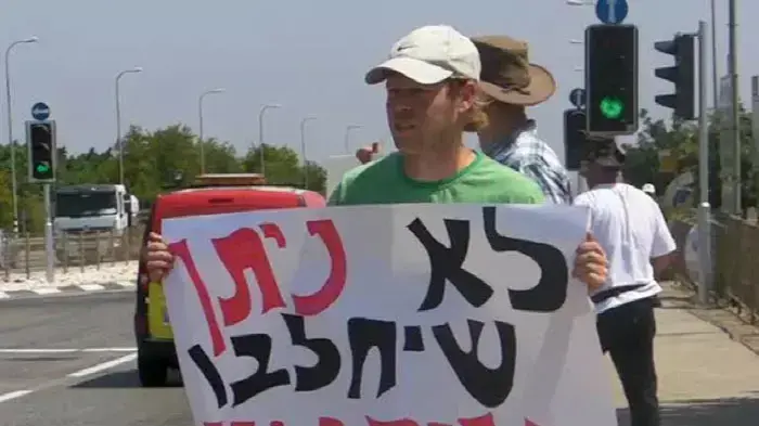 הרפתנים יצאו לרחובות: "לא ניתן שיחלבו אותנו"