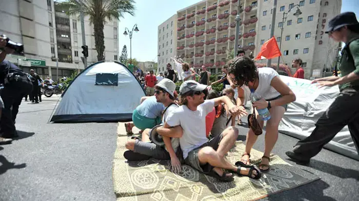 מחאת הדיור חוסמת כבישים בכיכר פריז ירושלים, יולי 2011 מחאת הדיור חוסמת כבישים בכיכר פריז ירושלים, יולי 2011