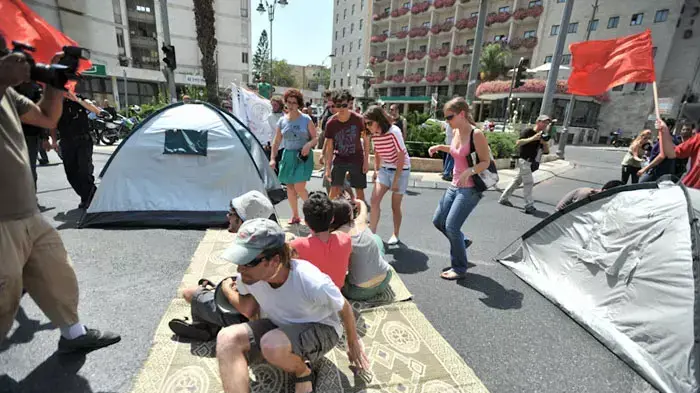 מחאת הדיור חוסמת כבישים בכיכר פריז ירושלים, יולי 2011 מחאת הדיור חוסמת כבישים בכיכר פריז ירושלים, יולי 2011