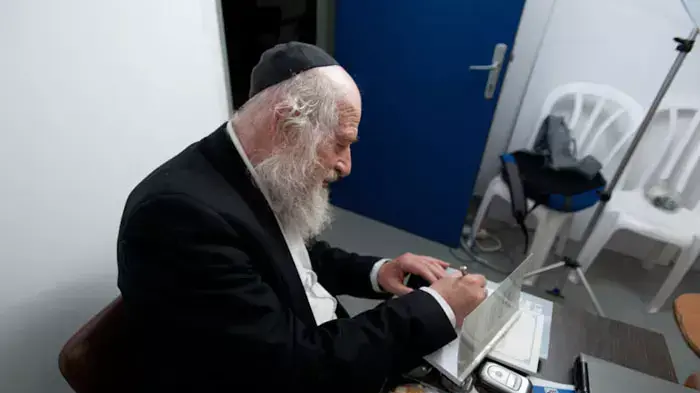הרב יואל שוורץ, עומד בראש בית-הדין לענייני שבע מצוות, יולי 2011 הרב יואל שוורץ, עומד בראש בית-הדין לענייני שבע מצוות, יולי 2011