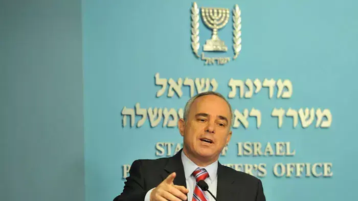 שר האוצר יובל שטייניץ במסיבת עיתןנאים על פתרונות הדיור, יולי 2011