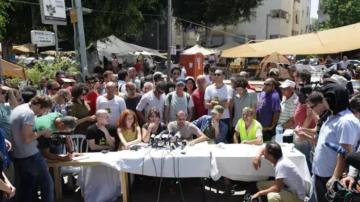 מסיבת עיתונאים בשדות רוטשילד תל אביב על פתרון שביב הציע על מחאת הדיור, יולי 2011 מסיבת עיתונאים בשדות רוטשילד תל אביב על פתרון שביב הציע על מחאת הדיור, יולי 2011