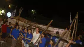 פעילי מחאת הדיור וחניכי השומר הצעיר בונים יישוב "חומה ומגדל" בכיכר הבימה 27.7.11 פעילי מחאת הדיור וחניכי השומר הצעיר בונים יישוב "חומה ומגדל" בכיכר הבימה 27.7.11