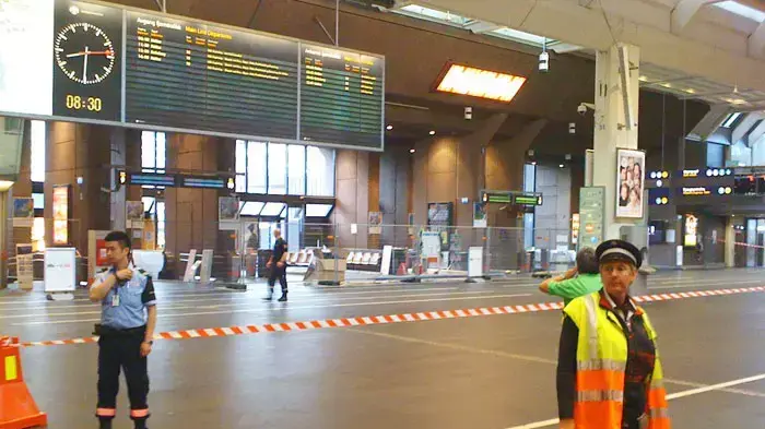 המשטרה סוגרת את תחנת הרכבת של אוסלו, בירת נורבגיה, בגלל חפץ חשוד, 27 ביולי 2011 המשטרה סוגרת את תחנת הרכבת של אוסלו, בירת נורבגיה, בגלל חפץ חשוד, 27 ביולי 2011