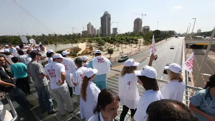 רופאים יוצאים מבית החולים בלינסון להפגין, יולי 2011 רופאים יוצאים מבית החולים בלינסון להפגין, יולי 2011