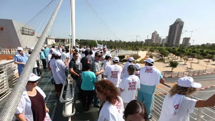 רופאים יוצאים מבית החולים בלינסון להפגין, יולי 2011