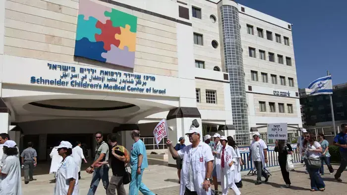 רופאים יוצאים מבית החולים בלינסון להפגין, יולי 2011