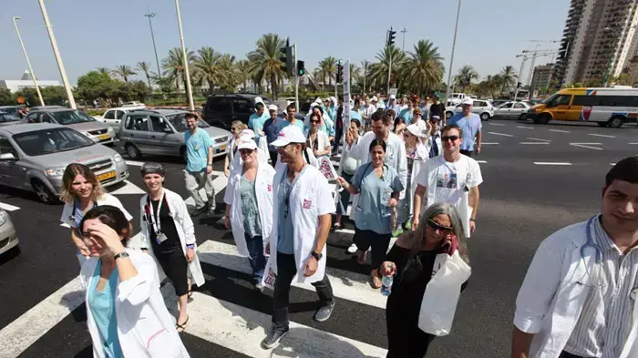 רופאים יוצאים מבית החולים בלינסון להפגין, יולי 2011