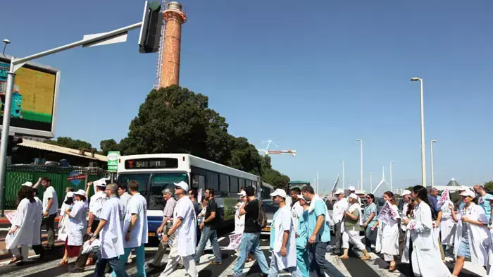 רופאים יוצאים מבית החולים בלינסון להפגין, יולי 2011
