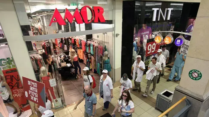 רופאים יוצאים מבית החולים בלינסון להפגין, יולי 2011