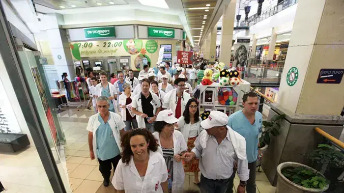 רופאים יוצאים מבית החולים בלינסון להפגין, יולי 2011