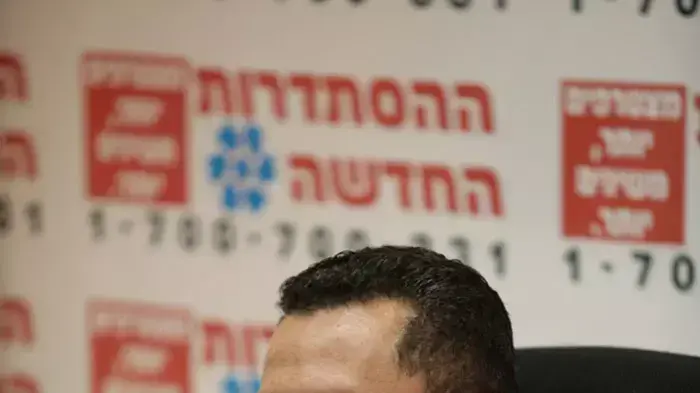 עופר עיני במסיבת עיתונאים על מחאת הדיור, יולי 2011 עופר עיני במסיבת עיתונאים על מחאת הדיור, יולי 2011