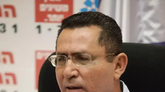 עופר עיני במסיבת עיתונאים על מחאת הדיור, יולי 2011