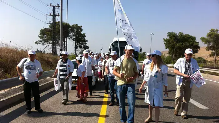 מחאת הרופאים צועדת מגשר 'חידו' בקרית שמונה לצומת מחניים, יולי 2011 מחאת הרופאים צועדת מגשר 'חידו' בקרית שמונה לצומת מחניים, יולי 2011