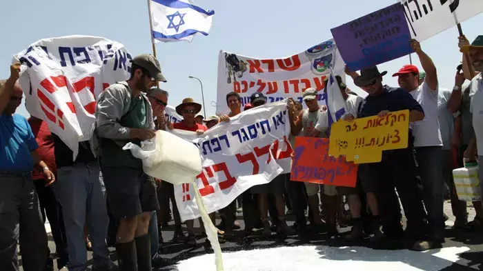 הפגנת הרפתנים מול מגדלי עזריאלי, יולי 2011 הפגנת הרפתנים מול מגדלי עזריאלי, יולי 2011