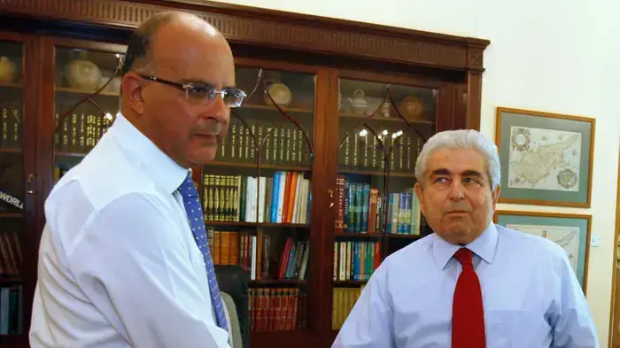 נשיא קפריסין, דמטריס כריסטופיאס, לוחץ את ידו של שותפו לקואליציה, ראש המפלגה הדמוקרטית מריוס קרויאן, ארמון הנשיאות, ניקוסיה, 28 ביולי 2011