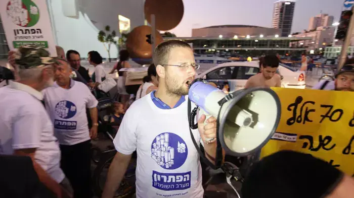 הפגנה של מתנחלים מול מחאת הדיור ברוטשילד תל אביב, יולי 2011 הפגנה של מתנחלים מול מחאת הדיור ברוטשילד תל אביב, יולי 2011