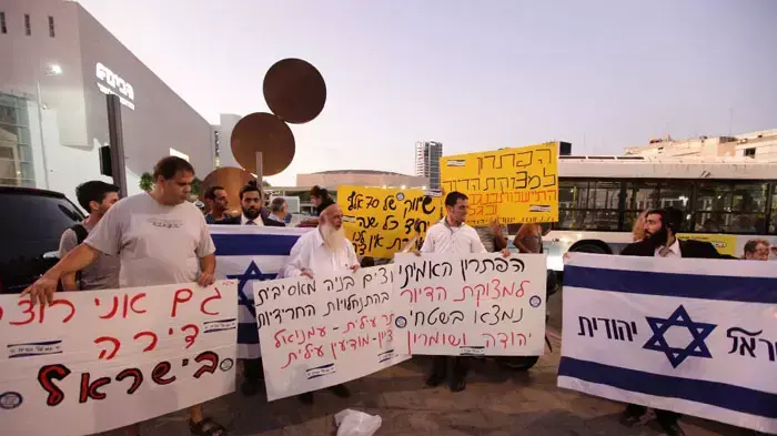 הפגנה של מתנחלים מול מחאת הדיור ברוטשילד תל אביב, יולי 2011 הפגנה של מתנחלים מול מחאת הדיור ברוטשילד תל אביב, יולי 2011