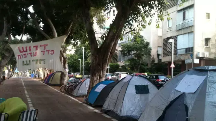 מחאת הדיור - מחאהל המחאה בשדרות נורדאו בתל אביב, יולי 2011