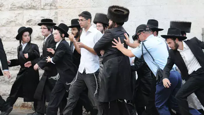 חרדים מפגינים על פתיחת חניון קרתא בשבת בירושלים, יולי 2011 חרדים מפגינים על פתיחת חניון קרתא בשבת בירושלים, יולי 2011