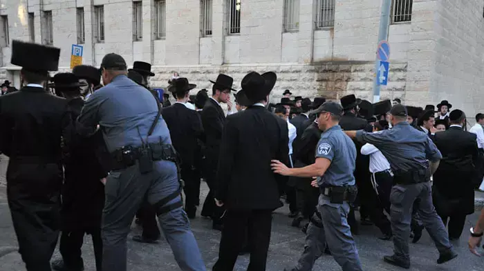 חרדים מפגינים על פתיחת חניון קרתא בשבת בירושלים, יולי 2011