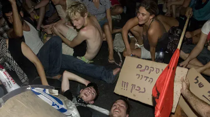 מפגינים חסמו את צומת אבן גבירול קפלן בתל אביב מפגינים חסמו את צומת אבן גבירול קפלן בתל אביב