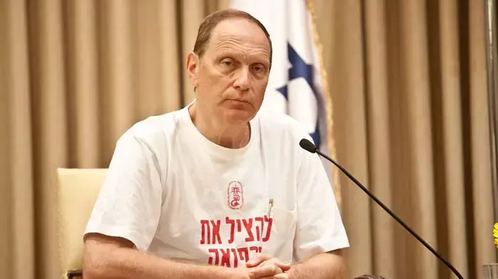 נשיא המדינה, שמעון פרס בפגישה עם יו"ר ההסתדרות הרפואית לאוניד אידלמן על מחאת הרופאים, יולי 2011