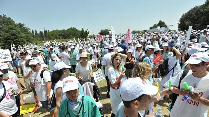צעדת הרופאים לעצרת המחאה בגן הורדים ירושלים, יולי 2011 צעדת הרופאים לעצרת המחאה בגן הורדים ירושלים, יולי 2011