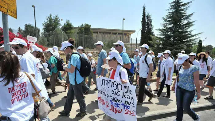 צעדת הרופאים לעצרת המחאה בגן הורדים ירושלים, יולי 2011