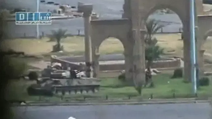 טנקים של צבא סוריה פושטים על העיר חמה, מתוך סרטוני חובבים שהועלו לאתר יוטיוב, 1 באוגוסט 2011 טנקים של צבא סוריה פושטים על העיר חמה, מתוך סרטוני חובבים שהועלו לאתר יוטיוב, 1 באוגוסט 2011
