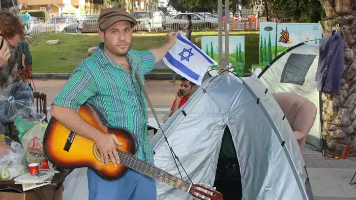 זיו שפירא במאהל המחאה בחדרה, יולי 2011 זיו שפירא במאהל המחאה בחדרה, יולי 2011