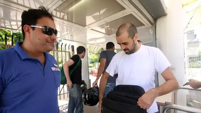 יגאל רמבם מראשי מחאת האוהלים בכניסה לפגישה עם נציגי הסטודנטים באוניברסיטת תל אביב, אוגוסט 2011