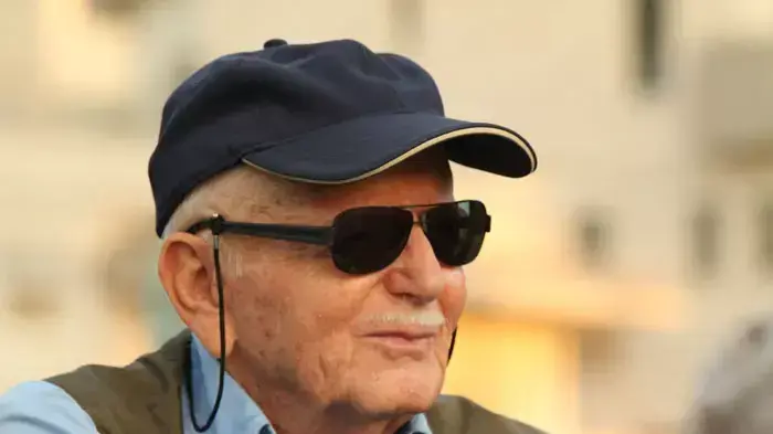 צבי שליט במאהל המחאה בקריית חיים, יולי 2011