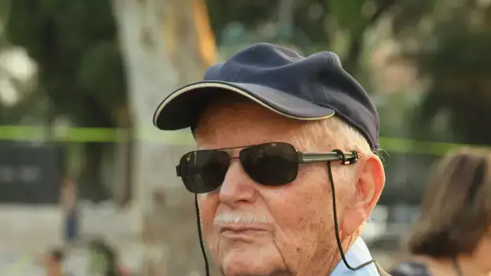 צבי שליט במאהל המחאה בקריית חיים, יולי 2011