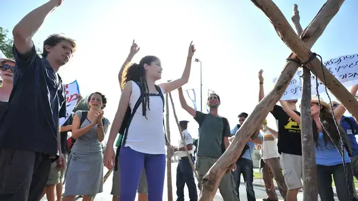 פעילי מחאת הדיור חוסמים את הכנסת לקראת ההצבעה על חוק הוד"לים בכנסת, יולי 2011 פעילי מחאת הדיור חוסמים את הכנסת לקראת ההצבעה על חוק הוד"לים בכנסת, יולי 2011