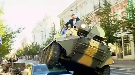 מתוך סרטון שהועלה לרשת בו נראה ארתורס זוקאס, ראש העיר וילנה, בירת ליטא, כשהוא דורס עם נגמ"ש מכוניות שחנו שלא כחוק בנתיב אופניים
