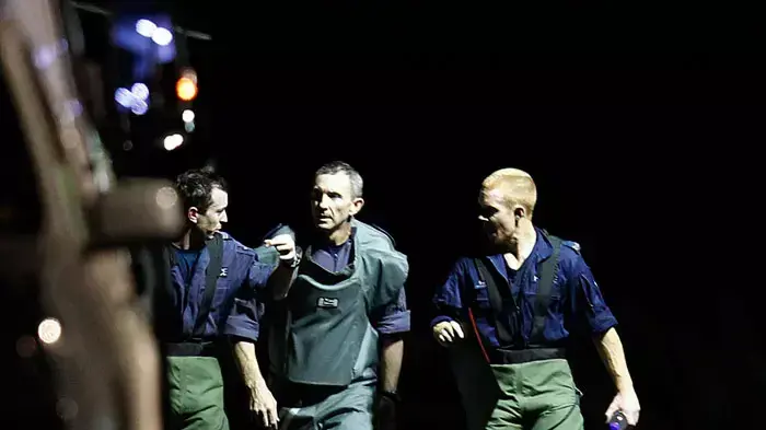 חבלני משטרה מחוץ לביתה של נערה בת 18 שהוצמדה לה חגורת נפץ בניסיון לדרוש כופר מאביה המיליונר, סידני, אוסטרליה, 3 באוגוסט 2011 חבלני משטרה מחוץ לביתה של נערה בת 18 שהוצמדה לה חגורת נפץ בניסיון לדרוש כופר מאביה המיליונר, סידני, אוסטרליה, 3 באוגוסט 2011