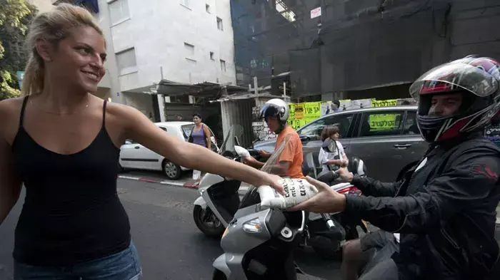 הפגנת הרפתנים בכיכר הבימה, אוגוסט 2011 הפגנת הרפתנים בכיכר הבימה, אוגוסט 2011